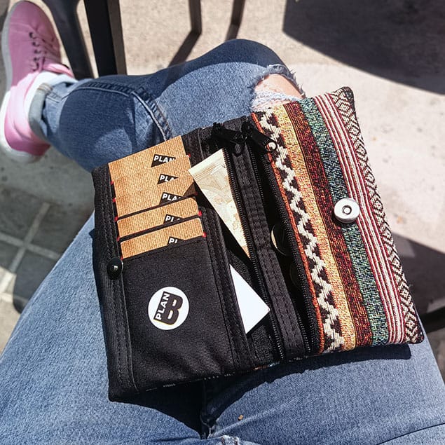 Monedero Manchego de Tela Artesanal con estampado étnico-tradicional en tonos tierra. Vista del monedero portamonedas en situación