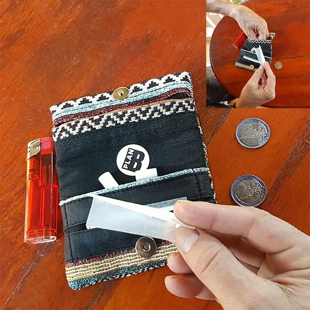 Mini Funda para tabaco de liar Two Days Manchega Plan B de tela, en tonos tierra, con estampado de rayas. Situación y uso