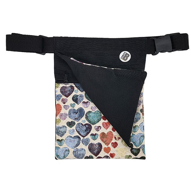 Riñonera Lateral Love de Tela, con 2 bolsillos superpuestos de gran capacidad. Estampado de corazones de colores. Vista del bolsillo inferior