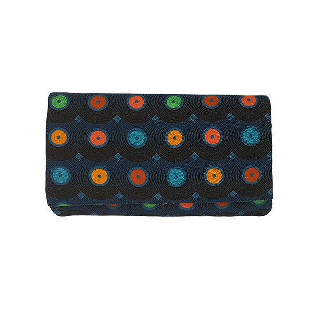 Vista Frontal-Cerrada de la tabaquera Yolo Vinilos de Plan B Creaciones, una funda para tabaco de liar de tela de estilo Retro con patrón repetitivo de Discos Musicales en fondo oscuro . Diseño artesanal y capacidad 50 g.